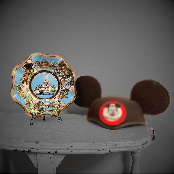 Vintage Walt Disney World Scalloped Plate Blue & Gold Glass - Picture 3 of 5